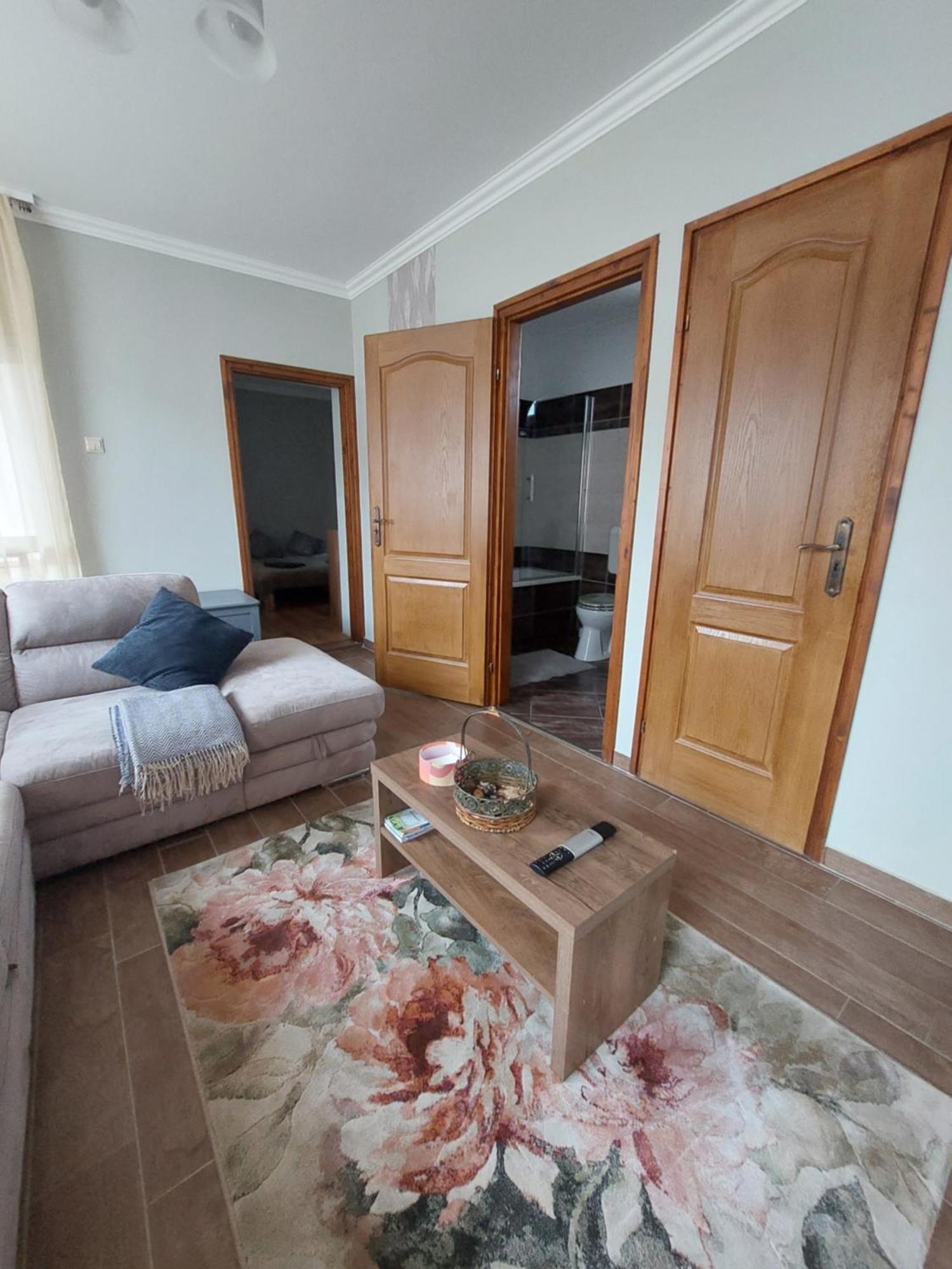 Akacvirag Airport Vendeghaz Apartment เดเบรตเซน ภายนอก รูปภาพ