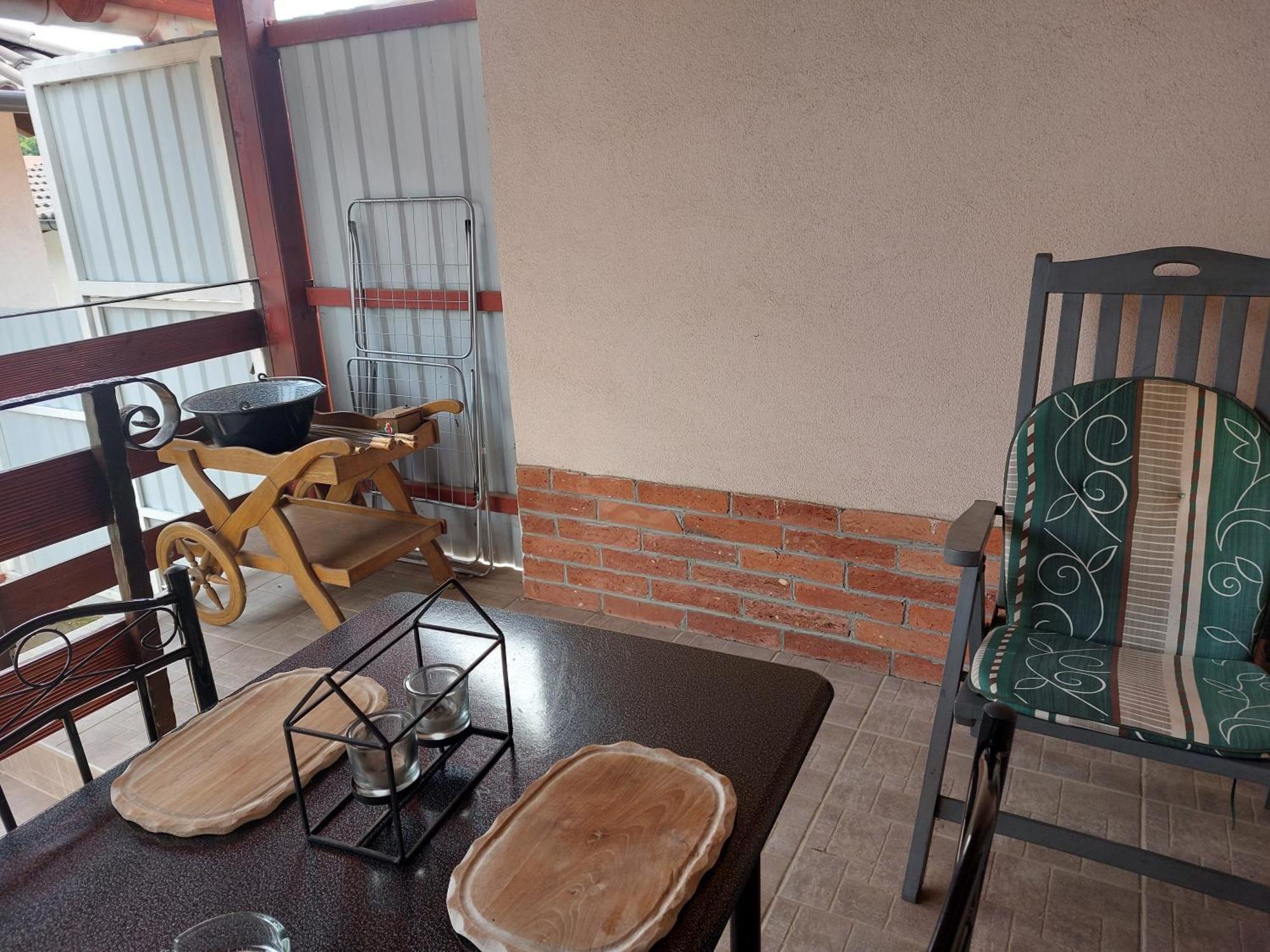 Akacvirag Airport Vendeghaz Apartment เดเบรตเซน ภายนอก รูปภาพ