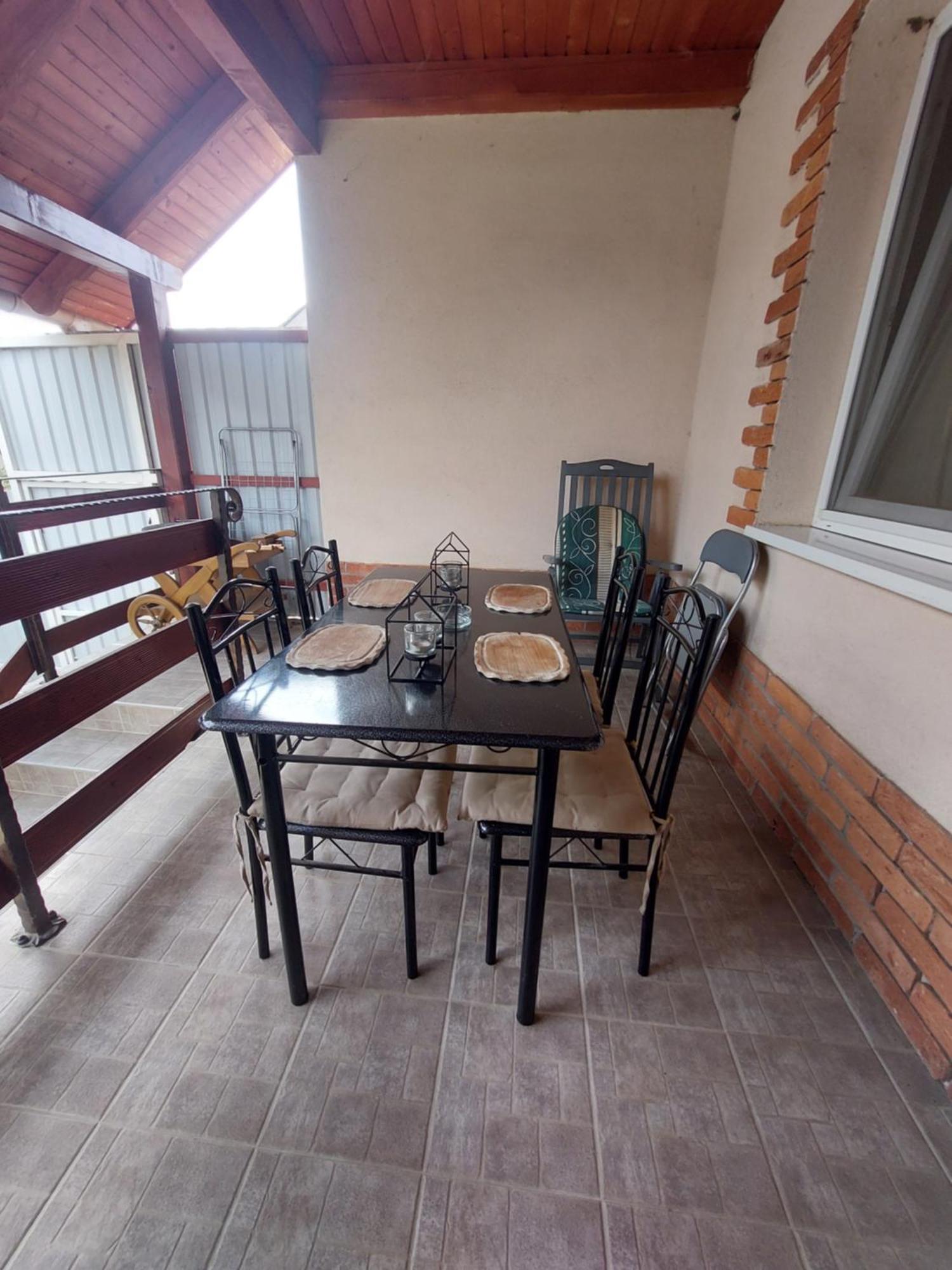 Akacvirag Airport Vendeghaz Apartment เดเบรตเซน ภายนอก รูปภาพ
